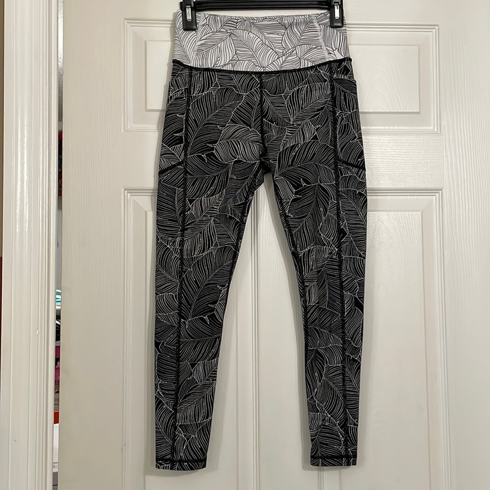 Victoria Secret SPORT On Point Flow Crop Yoga Leggings Size 6 (Small)